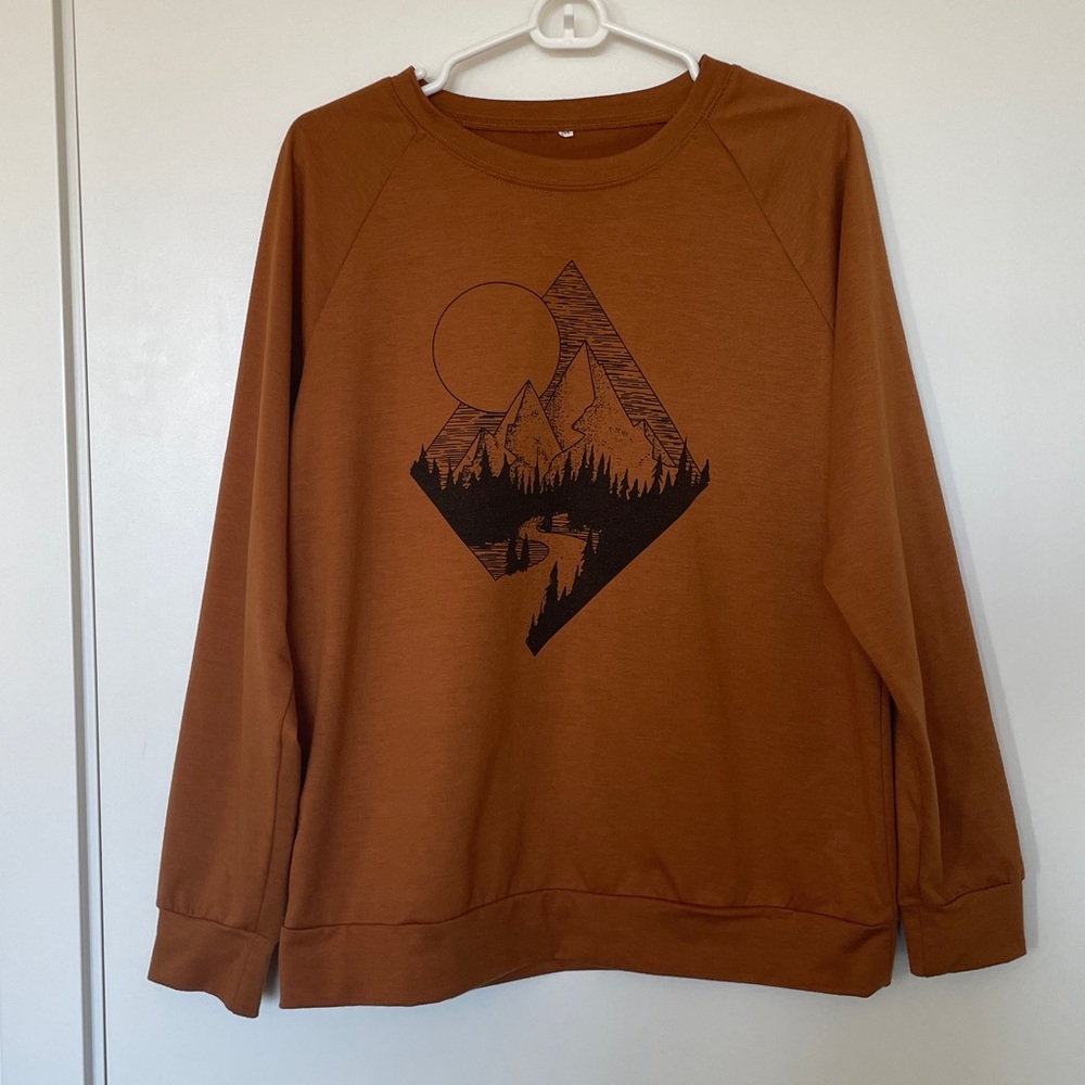 💫Rust/Camel Mountain Landscape Graphic Crew Neck Sweater Medium